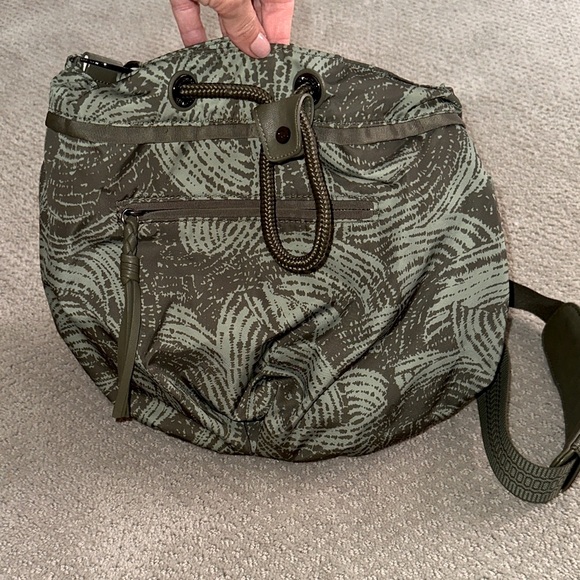 Great shape! RARE Lululemon "Wanderlust" Green Crossbody Bag - Picture 1 of 6
